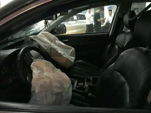 驚險！遵義一越野車失控沖上人行道，撞入汽車銷售店